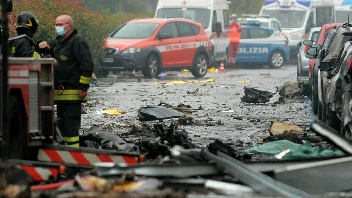 Záber zničenej budovy po pád lietadla.
