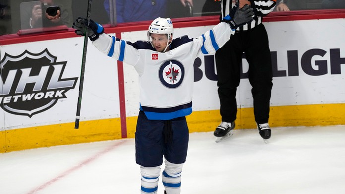 Obranca Winnipegu Jets Neal Pionk sa teší po strelení víťazného gólu.