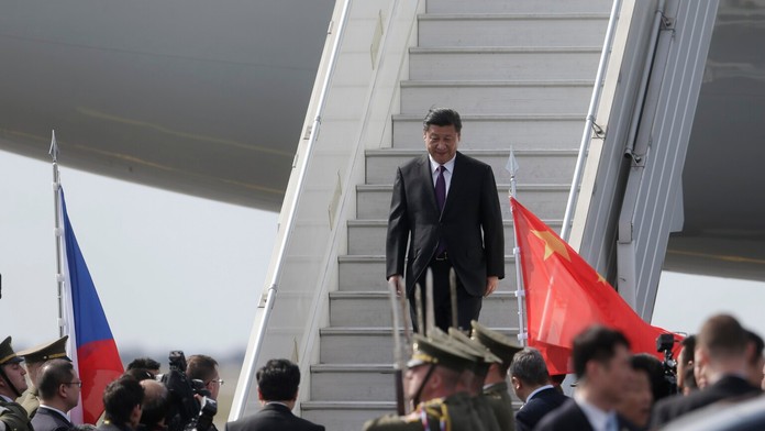 Čínsky prezident Si Ťin-pching pricestoval na trojdňovú štátnu návštevu Česka. 