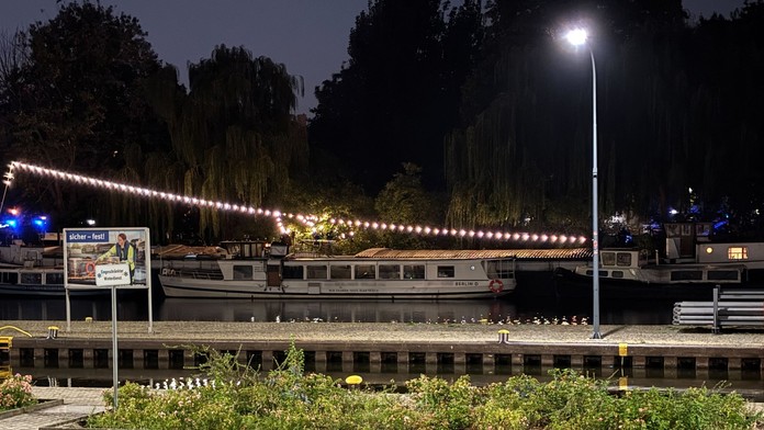 Zábavná loď v centre Berlína, na ktorej sa prepadla strecha.