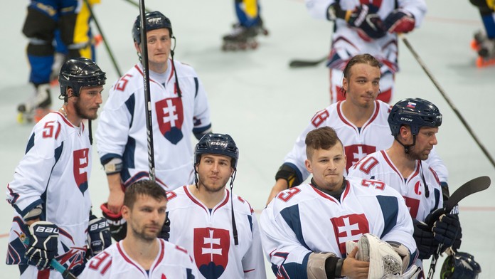Slovenskí reprezentanti v in-line hokeji ďakujú fanúšikom po prehre na MS proti Švédsku.