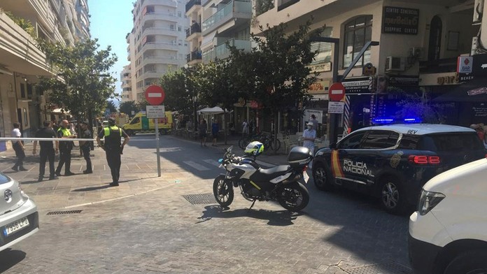 Policajti hliadkujú pri chodníku plnom terás, kde vrazilo auto v juhošpanielskom meste Marbella