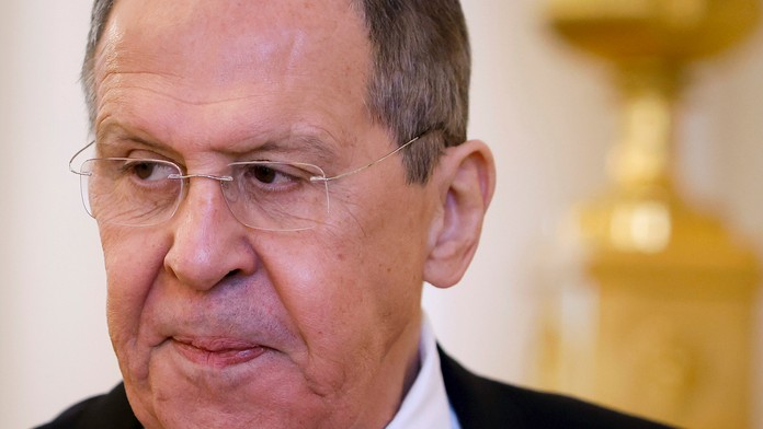 Ak Západ dodá Ukrajine ďalšie zbrane, vojenské ciele sa posunú ďalej, vyhráža sa Lavrov