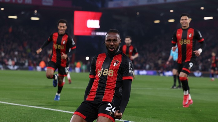 Premier League: Súboj tabuľkových susedov zvládli lepšie domáci. Bournemouth si poradil s Fulhamom