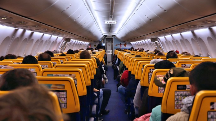 Nechutný zvyk mnohých pasažierov. Palubný personál nad ním neveriacky krúti hlavou