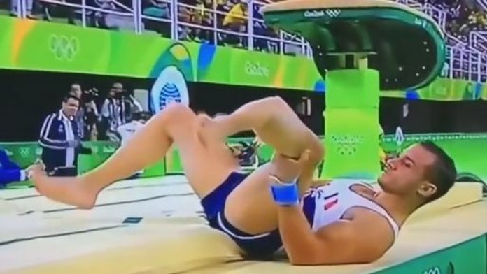 Francúzsky gymnasta Samir Ait Said počas tímovej kvalifikácie na OH v Rio de Janeiro utrpel komplikovanú zlomeninu nohy.