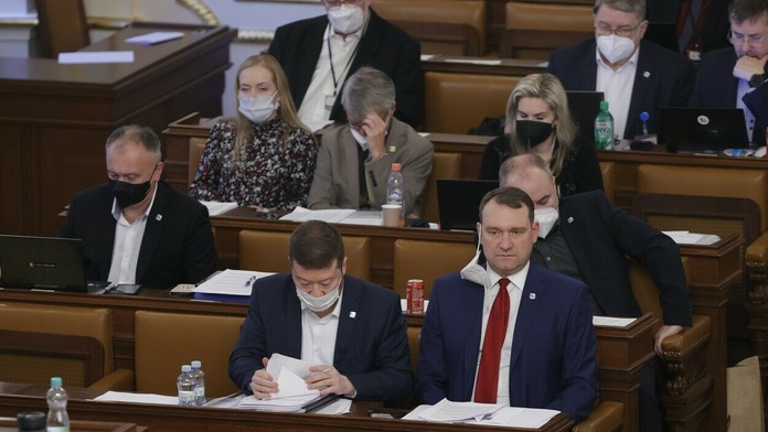 Poslanci opozičnej SPD - vpredu zľava Tomio Okamura a Radim Fiala.