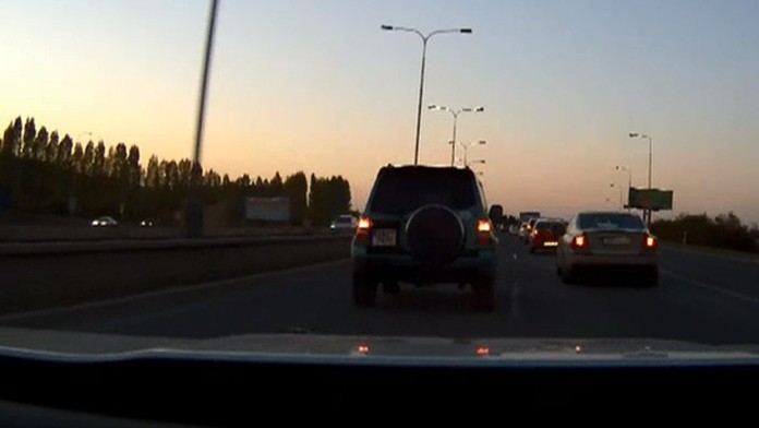 Nafetovaný vodič na ukradnutom aute utekal policajtom.