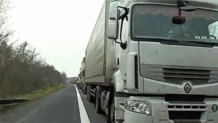 Prevrátený kamión na D1