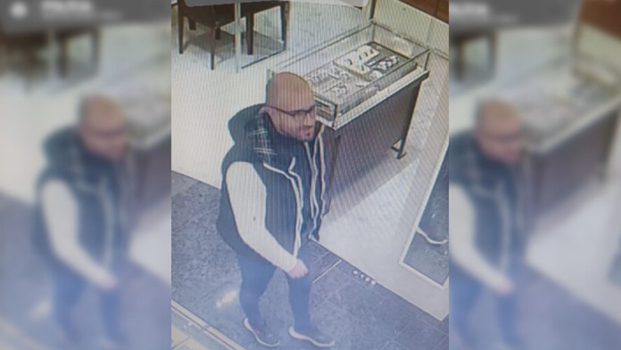 Lúpil za bieleho dňa. Muž v hlavnom meste si naplnil vrecká hodinkami za desaťtisíce