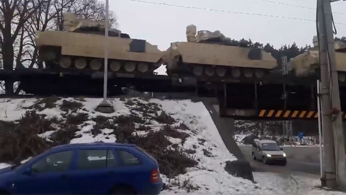 Cez Sabinov a Prešov presúvali Američania vojenskú techniku.