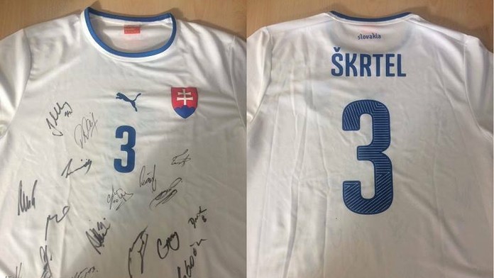 Dres slovenskej reprezentácie aj s podpismi našich reprezentantov