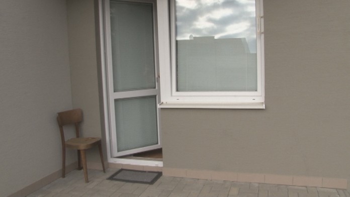 Balkón bez zábradlia.