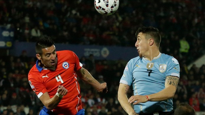 Čilský hráč Mauricio Isla (vpravo) a Cristian Rodriguez (Uruguaj) v zápase na Copa America.