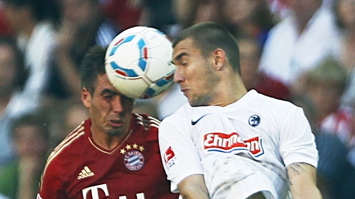 Slovák Erik Jendrišek (vpravo) z SC Freiburg a Philipp Lahm z Bayernu Mníchov v hlavičkom súboji. (archív 2011)