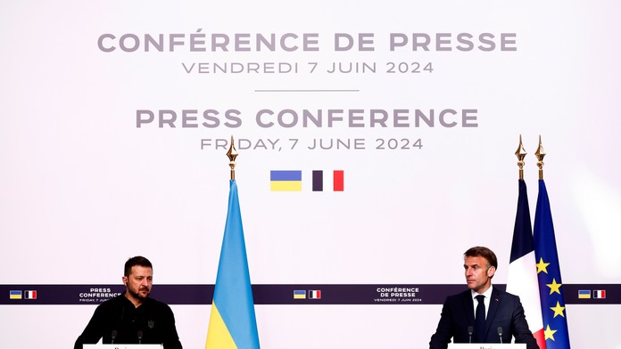 Emmanuel Macron chce dokončiť vytvorenie koalície vojenských inštruktorov pre Ukrajinu