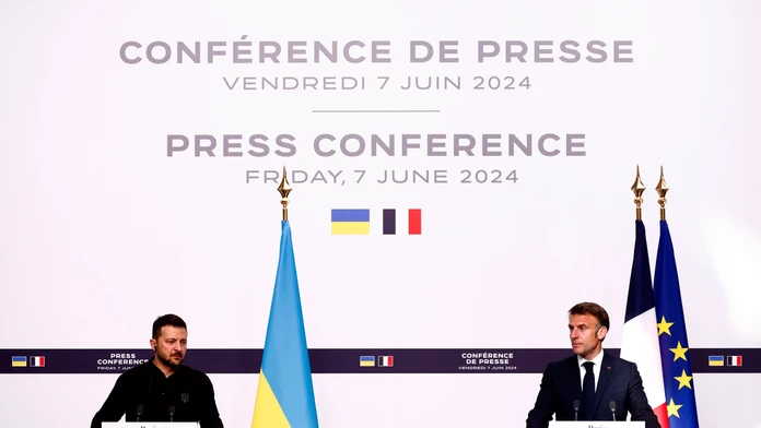 Emmanuel Macron chce dokončiť vytvorenie koalície vojenských inštruktorov pre Ukrajinu