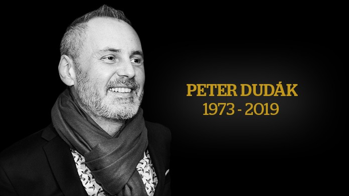 Útočníka vedú pred sudcu.