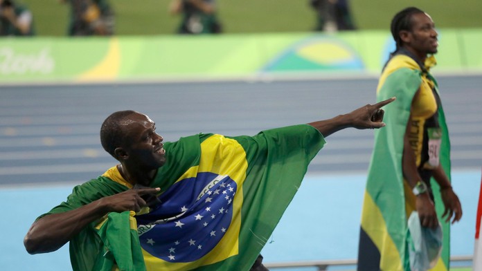 Jamajčan Usain Bolt oslavuje zlatú medailu v štafete na 4x100 m na OH v Riu de Janeiro.