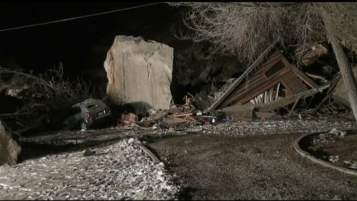 Masívna skala sa utrhla z útesu a zabila dvoch ľudí.