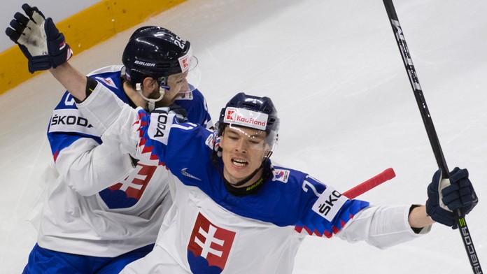 Marek Ďaloga oslavuje góla Mareka Hovorku, na ktorý nahral.