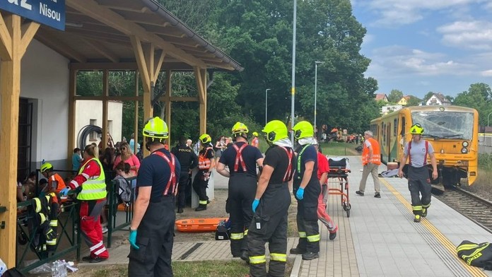 Nešťastie na železnici v Česku: Pri Liberci sa zrazil vlak s nákladným autom, zranených je 18, štyria vážne