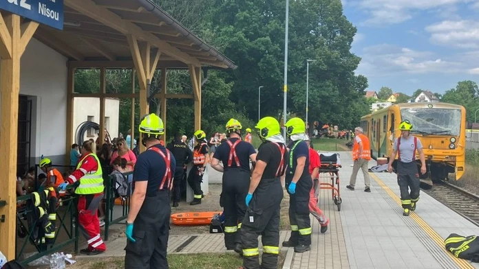 Nešťastie na železnici v Česku: Pri Liberci sa zrazil vlak s nákladným autom, zranených je 18, štyria vážne