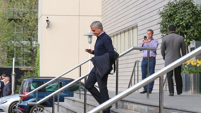 José Mourinho vychádza z hotela Lowry.