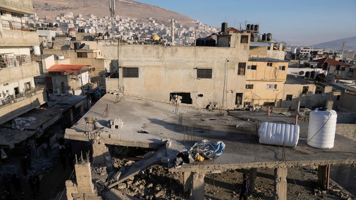 Palestínčania prehľadávajú trosky po útoku izraelskej armády v utečeneckom tábore Balata.