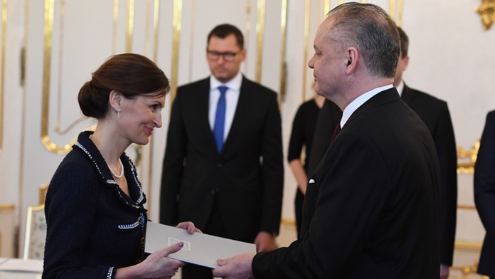 Ministerka zdravotníctva Andrea Kalavská si od prezidenta preberá menovací dekrét.