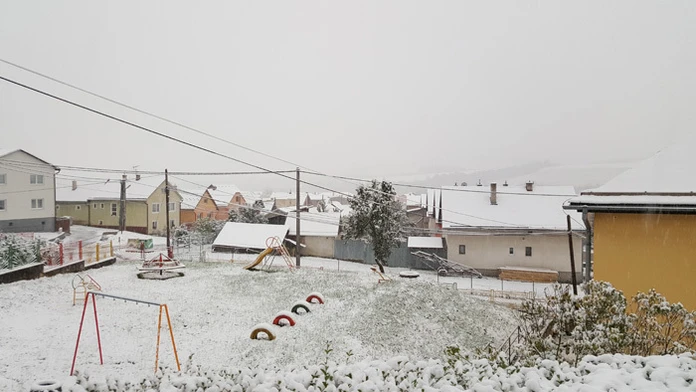 Takto nasnežilo v obci Chmeľnica.