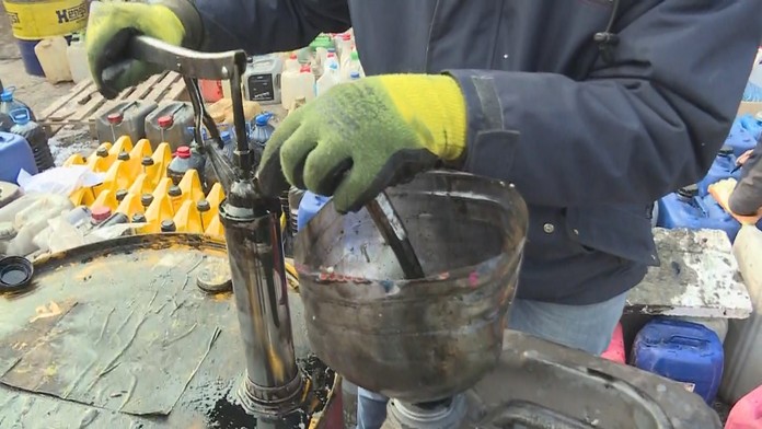 Muži bojujú, ženy vyrábajú bomby. S kamerou sme sa dostali do improvizovanej továrne na Molotov koktaily