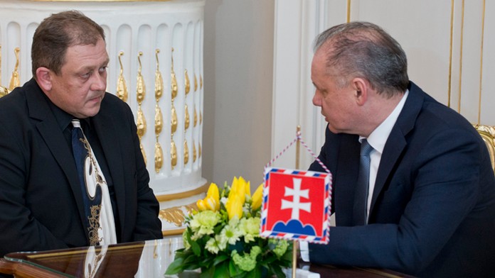 Prezident Andrej Kiska a vľavo Oskar Fegyveres. 