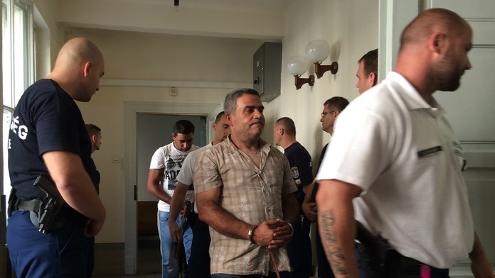 Prevádzači na súde.