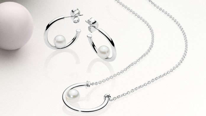 Naušnice a náhrdelník z novej kolekcie Purely PANDORA.