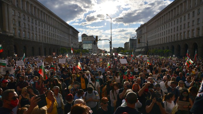 Tisícky Bulharov vyšli do ulíc. Po šokujúcom prípade protestujú proti násiliu na ženách