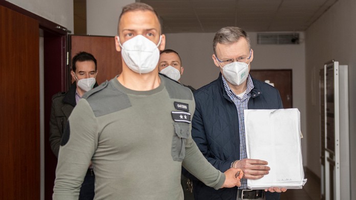 Na snímke vpravo manažér spoločnosti Lomtec.com Miroslav Sedlák a v pozadí vľavo právnik Peter Chrašč.