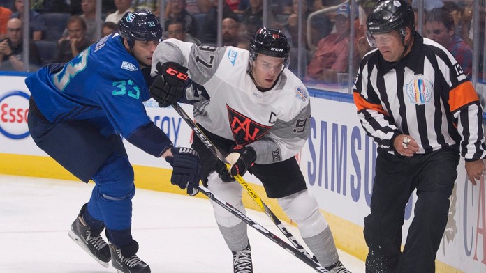 Hráč tímu Európy Slovák Zdeno Chára (vľavo) a hráč tímu Severnej Ameriky Connor McDavid v súboji o puk