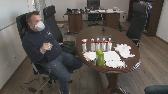 Pacient infikovaný koronavírusom COVID-19 je nakladaný do francúzskeho vojenského vrtuľníka.