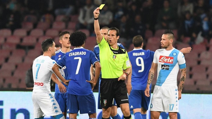 Rozhodca ukázal Juanovi Cuadradovi žltú kartu.