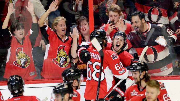 Jean-Gabriel Pageau sa teší so spoluhráčmi z hetriku.