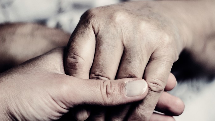 Do poslednej chvíle držal ženu za ruku. Zomrel necelú hodinu po nej