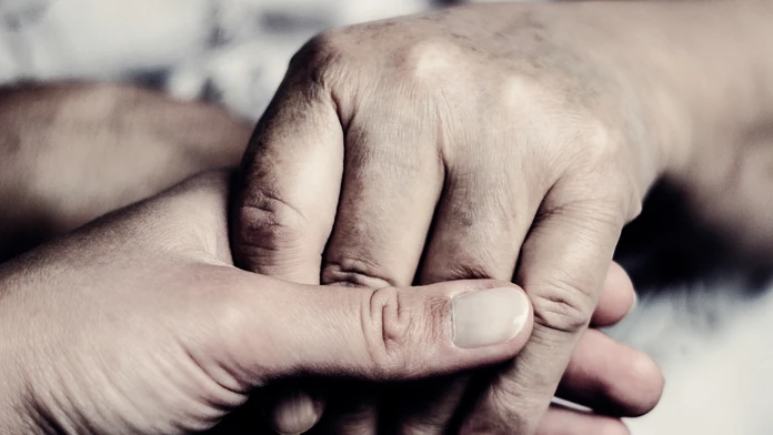 Do poslednej chvíle držal ženu za ruku. Zomrel necelú hodinu po nej
