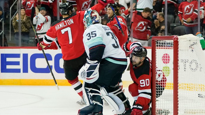 Na snímke vpravo slovenský útočník  v drese Devils Tomáš Tatar.