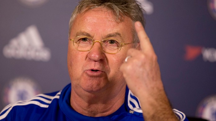 Tréner londýnskej Chelsea Guus Hiddink počas prvej tlačovej konferencie.