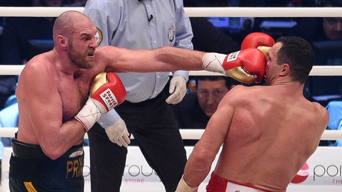 Tyson Fury udiera Vladimira Klička.