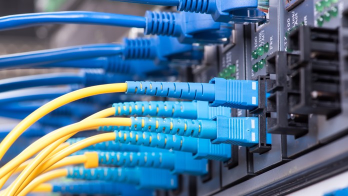 Polícia upozorňuje na nový podvod. Podľa neho sa každý musí pripojiť k optickej sieti