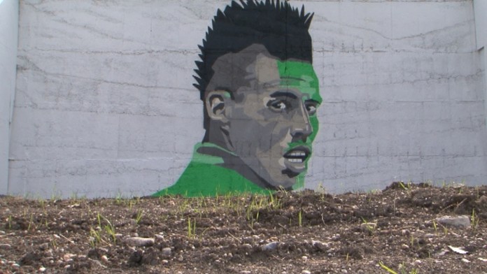 Kresba Mareka Hamšíka na futbalovom štadióne v Partizánskom.