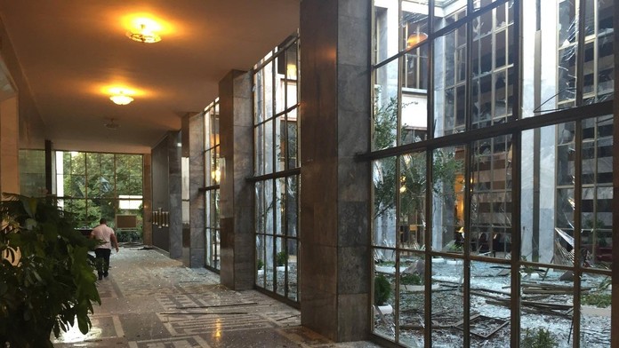 Zničený parlament v Turecku.