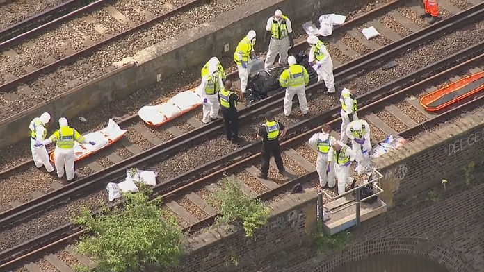 Pod vlakom v Londýne zahynuli traja ľudia